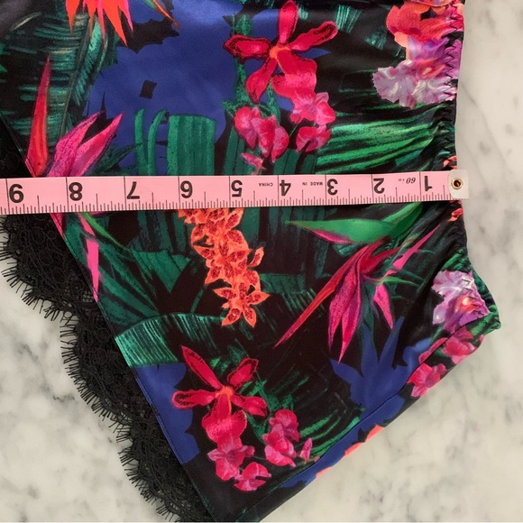 Victoria Secret floral + lace short robe + shorts in beautiful design and colour - Picture 11 of 12